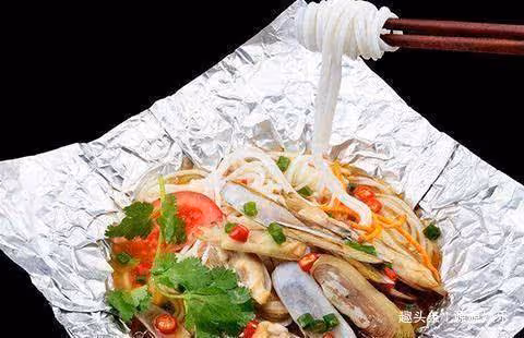 美食嚴選:酸菜炒蠶豆,蚝油海鮮菇,花甲米線,蘆筍炒蝦仁的做法