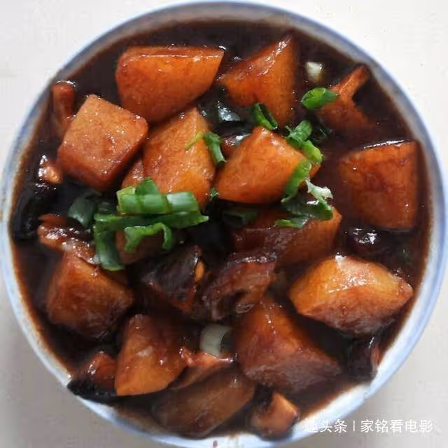 美食嚴選：甜玉米豬手湯，菜椒竹筍，香菇土豆，糖醋魚塊的做法