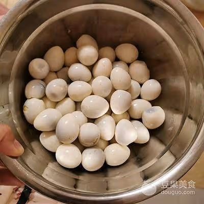 紅燒肉燒鵪鶉蛋的做法