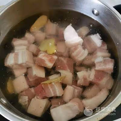 紅燒肉燒鵪鶉蛋的做法