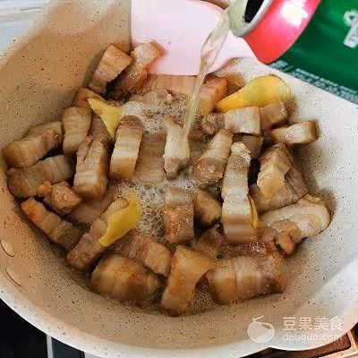 紅燒肉燒鵪鶉蛋的做法