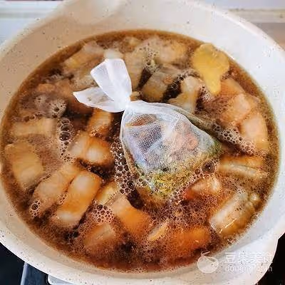 紅燒肉燒鵪鶉蛋的做法