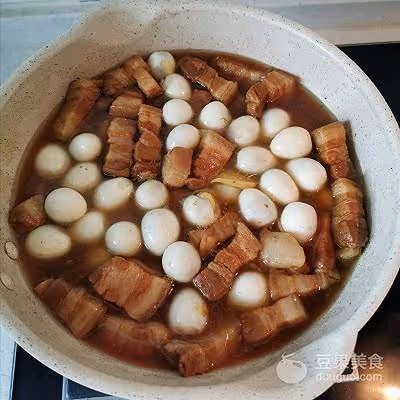 紅燒肉燒鵪鶉蛋的做法