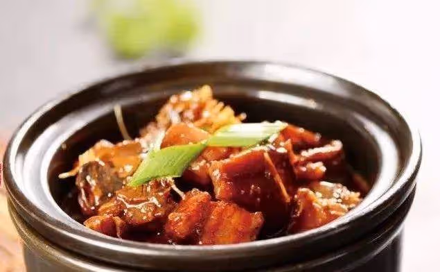 精選美食：金針菇拌油豆皮，鹹魚燒肉，野山菌炒肉