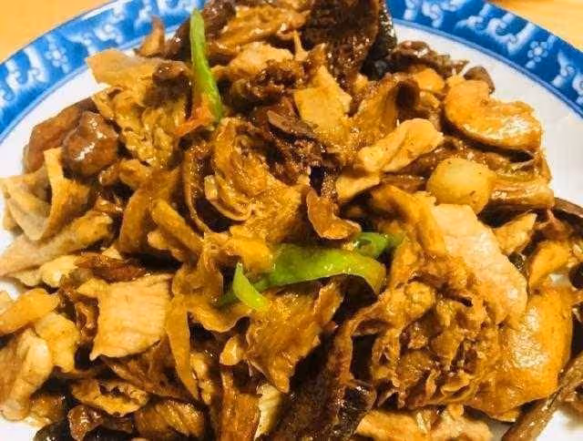 精選美食：金針菇拌油豆皮，鹹魚燒肉，野山菌炒肉