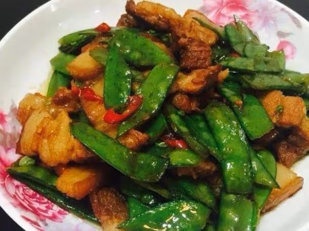 精選美食:金針菇拌油豆皮,鹹魚燒肉,野山菌炒肉