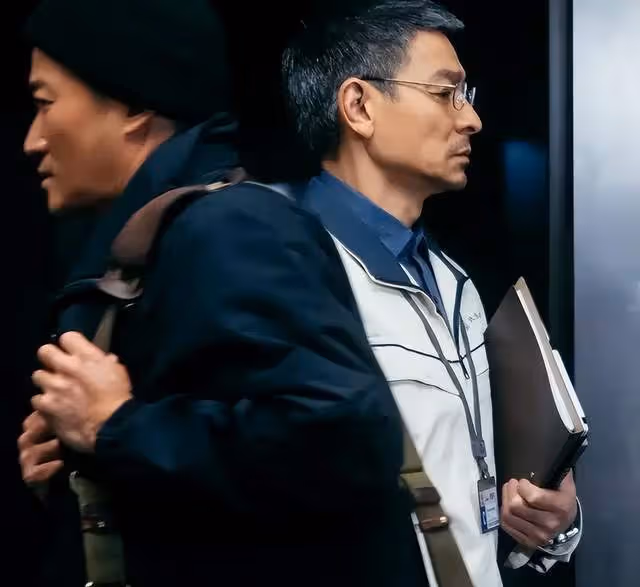 劉德華《流浪地球2》演技炸裂,喊話郭富城包場,郭富城反應超搞笑