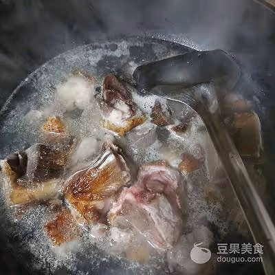 臘排骨燉海帶的做法
