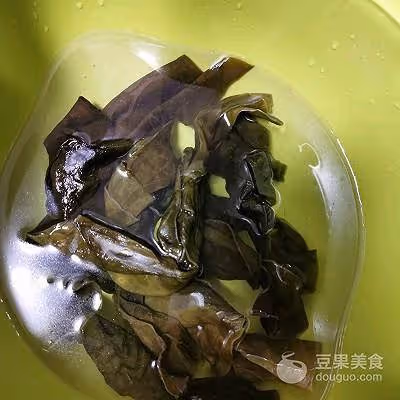 臘排骨燉海帶的做法