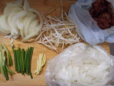 老廣的味道:干炒牛河簡約而不簡單,肉嫩芽爽粉焦香超好吃!