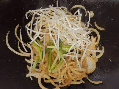 老廣的味道:干炒牛河簡約而不簡單,肉嫩芽爽粉焦香超好吃!