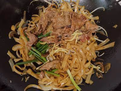 老廣的味道:干炒牛河簡約而不簡單,肉嫩芽爽粉焦香超好吃!