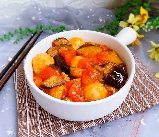 美食精選:菠蘿燒鴨,雙茄燴魚丸,番茄草菇素高湯,香椿拌豆腐