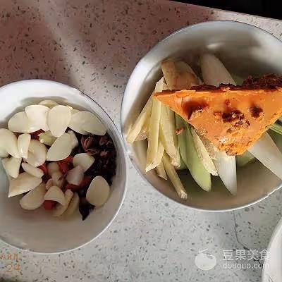 麻辣你的雞翅魷魚蝦香鍋