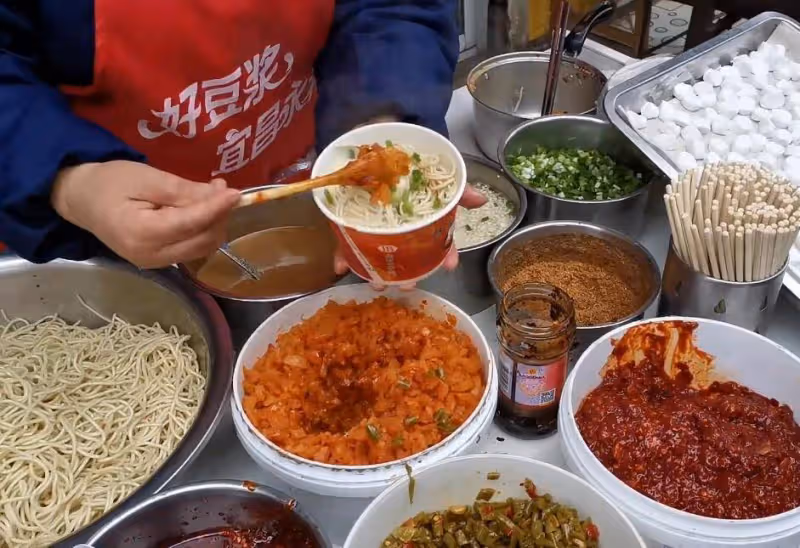 麵館每天早晨賣拌面,5元一碗配料豐富,大胃客人:大嫂再來一碗