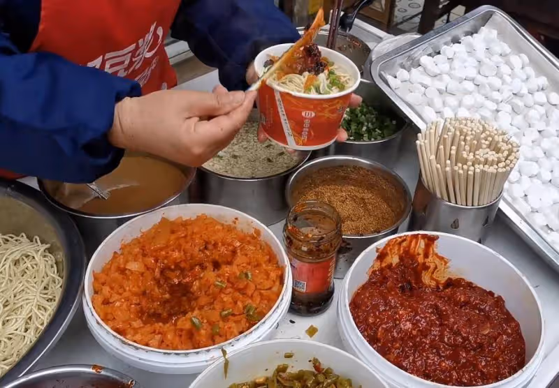 麵館每天早晨賣拌面,5元一碗配料豐富,大胃客人:大嫂再來一碗
