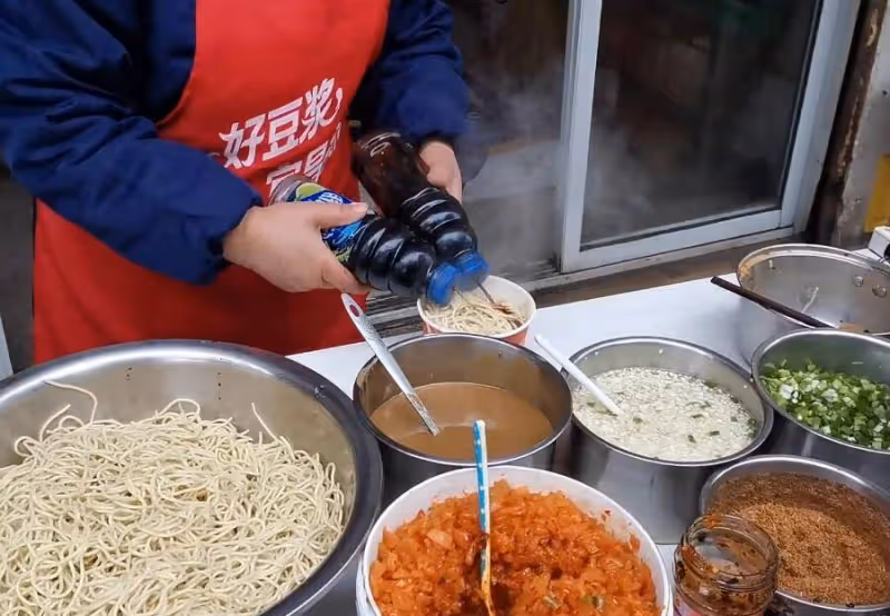 麵館每天早晨賣拌面,5元一碗配料豐富,大胃客人:大嫂再來一碗