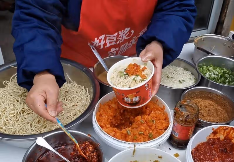 麵館每天早晨賣拌面，5元一碗配料豐富，大胃客人：大嫂再來一碗