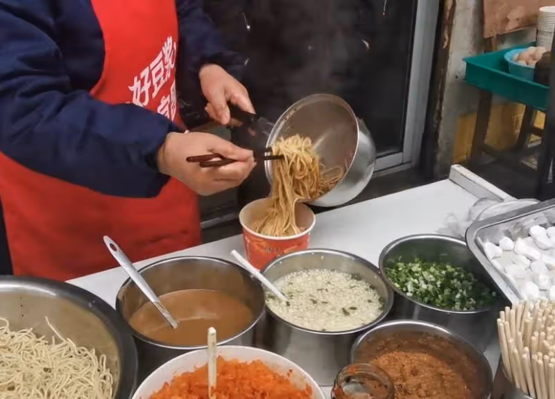 麵館每天早晨賣拌面，5元一碗配料豐富，大胃客人：大嫂再來一碗
