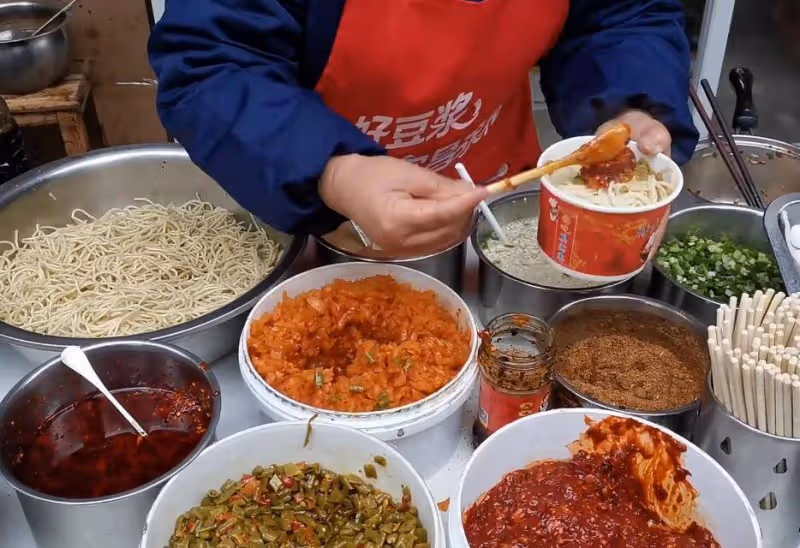 麵館每天早晨賣拌面，5元一碗配料豐富，大胃客人：大嫂再來一碗