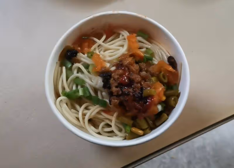 麵館每天早晨賣拌面，5元一碗配料豐富，大胃客人：大嫂再來一碗