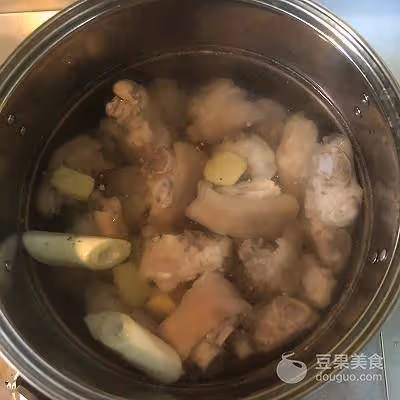 酸菜燉豬蹄的做法