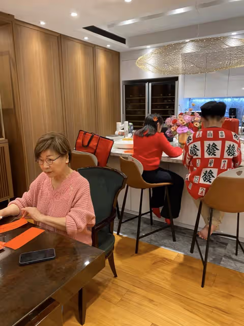 婆婆80大壽在除夕!郁方「換一種方式祝壽」親手寫祝福 為長輩添壽「見這一幕」心疼哭了