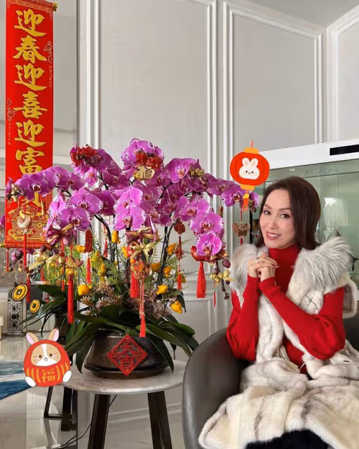 郭可盈一家豪宅過年,女兒按傳統給父母敬茶,家裡擺倆舞獅年味足