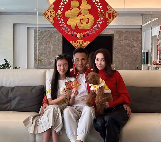 郭可盈一家豪宅過年,女兒按傳統給父母敬茶,家裡擺倆舞獅年味足