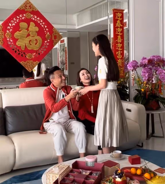 郭可盈一家豪宅過年,女兒按傳統給父母敬茶,家裡擺倆舞獅年味足