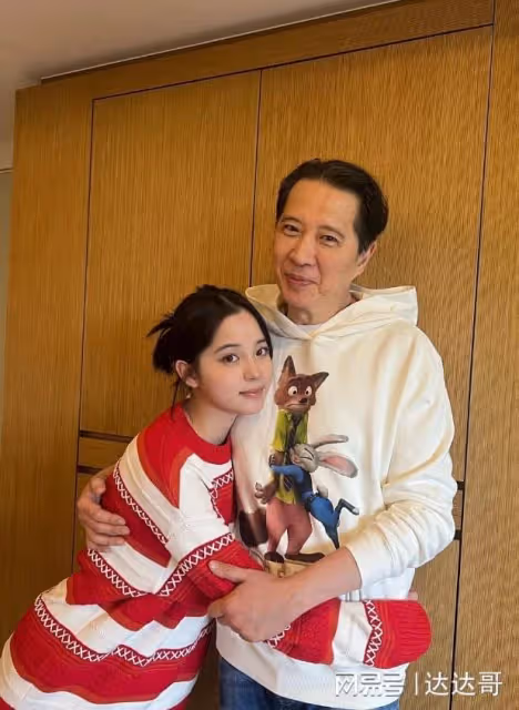 歐陽娜娜Happy New Year漏1字網友爆氣洗版:你家在台灣喔?