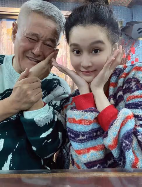 趙本山久違現身皺紋多,和龍鳳胎兒女賣萌送祝福,妻子年輕有氣質