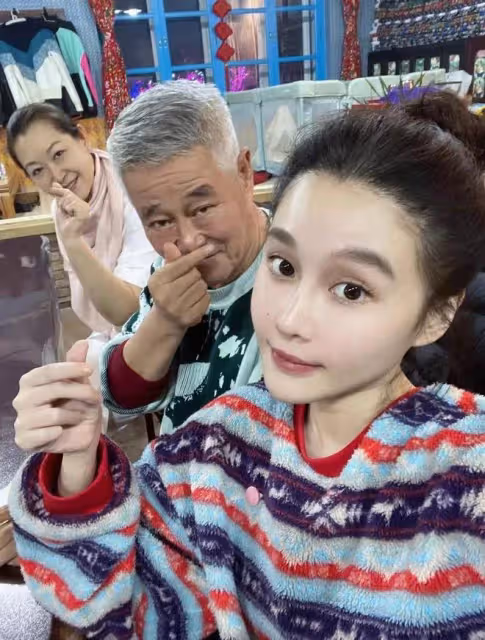 趙本山久違現身皺紋多,和龍鳳胎兒女賣萌送祝福,妻子年輕有氣質