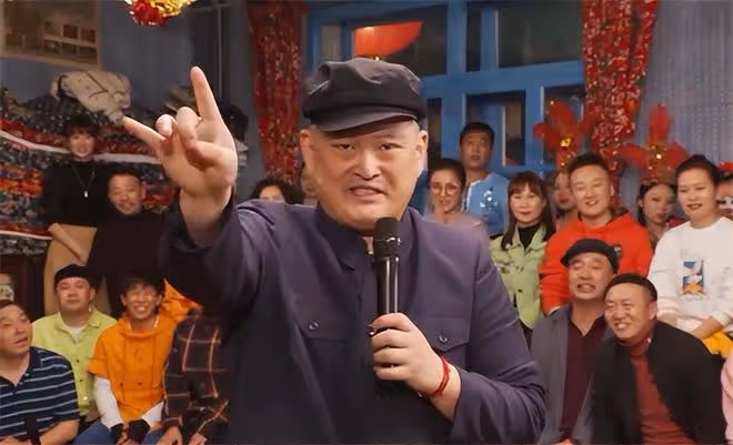 趙本山久違現身皺紋多，和龍鳳胎兒女賣萌送祝福，妻子年輕有氣質
