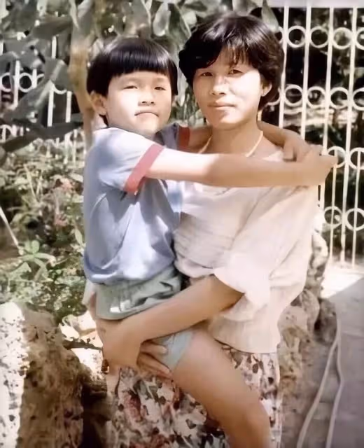 昆凌春節罕曬全家福,小女兒正面出鏡,長得和哥哥如同複製粘貼