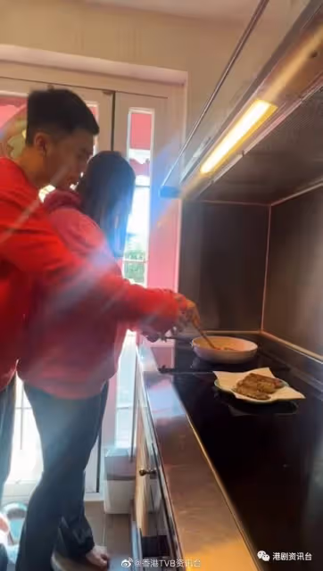 湯洛雯與馬國明情侶裝拜年!她說:他說初一一定要穿這個