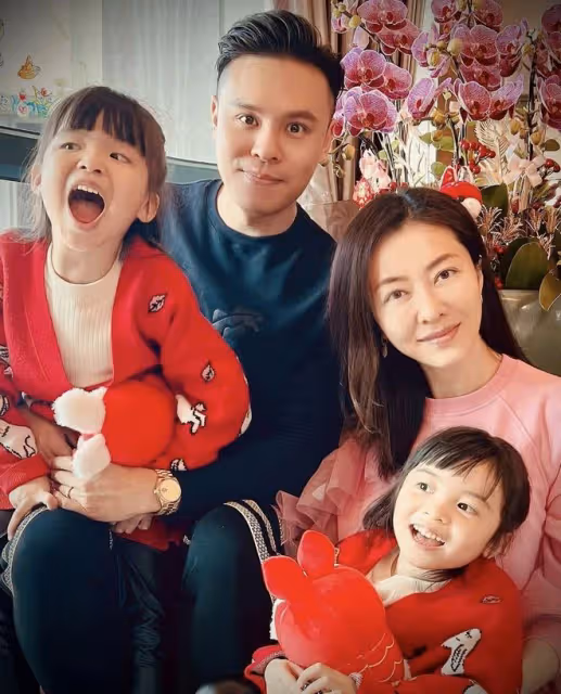 熊黛林老公曬全家福,雙胞胎女兒長得不一樣,她法令紋搶鏡顯疲憊