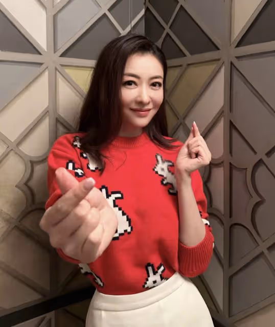 熊黛林老公曬全家福,雙胞胎女兒長得不一樣,她法令紋搶鏡顯疲憊