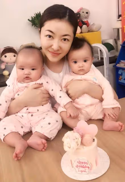 熊黛林老公曬全家福，雙胞胎女兒長得不一樣，她法令紋搶鏡顯疲憊
