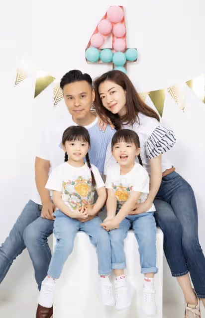 熊黛林老公曬全家福，雙胞胎女兒長得不一樣，她法令紋搶鏡顯疲憊