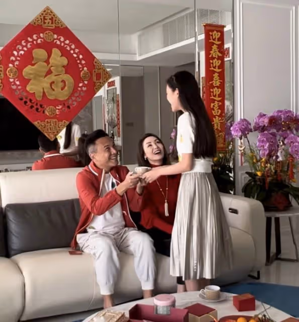 熊黛林老公曬全家福，雙胞胎女兒長得不一樣，她法令紋搶鏡顯疲憊