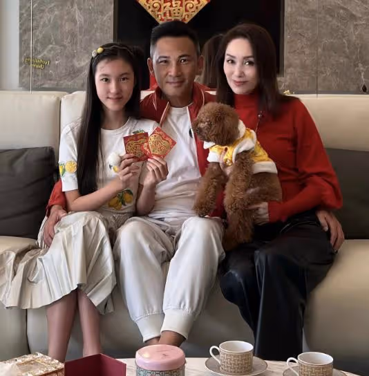 熊黛林老公曬全家福，雙胞胎女兒長得不一樣，她法令紋搶鏡顯疲憊