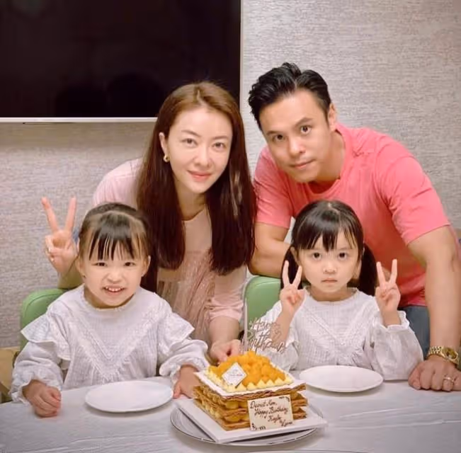 熊黛林老公曬全家福，雙胞胎女兒長得不一樣，她法令紋搶鏡顯疲憊