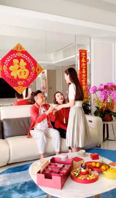 郭可盈春節曬全家福,13歲女兒為父母敬茶,豪宅裝修曝光敞亮大氣