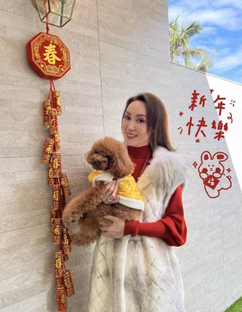郭可盈春節曬全家福,13歲女兒為父母敬茶,豪宅裝修曝光敞亮大氣
