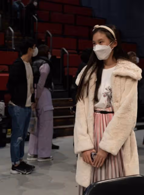 郭可盈春節曬全家福,13歲女兒為父母敬茶,豪宅裝修曝光敞亮大氣