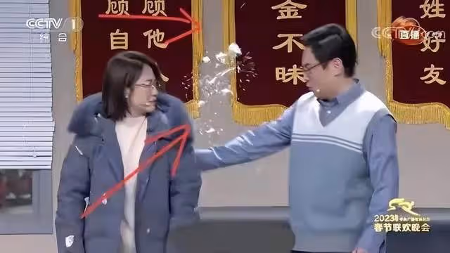 沈騰春晚臨場改詞，艾倫冷場1秒鐘，沈騰直播時道歉，馬麗習慣了