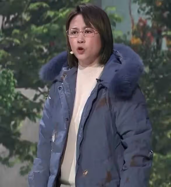 沈騰春晚臨場改詞，艾倫冷場1秒鐘，沈騰直播時道歉，馬麗習慣了