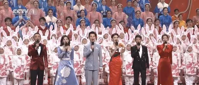 春晚上搶鏡的5位素人:臉笑僵的伴舞,一夜爆紅的撓頭哥和迷茫弟