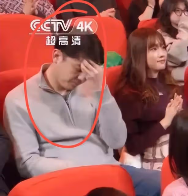 春晚上搶鏡的5位素人:臉笑僵的伴舞,一夜爆紅的撓頭哥和迷茫弟